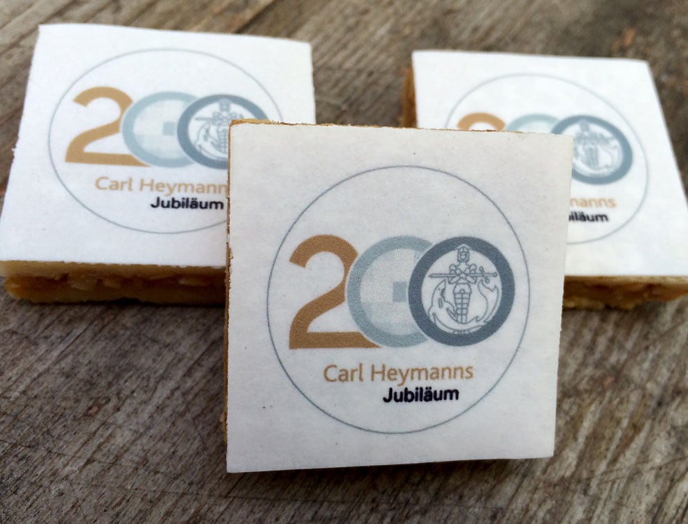 Jubiläumsaktion mit bedruckten Keksen im Corporate Design des Unternehmens